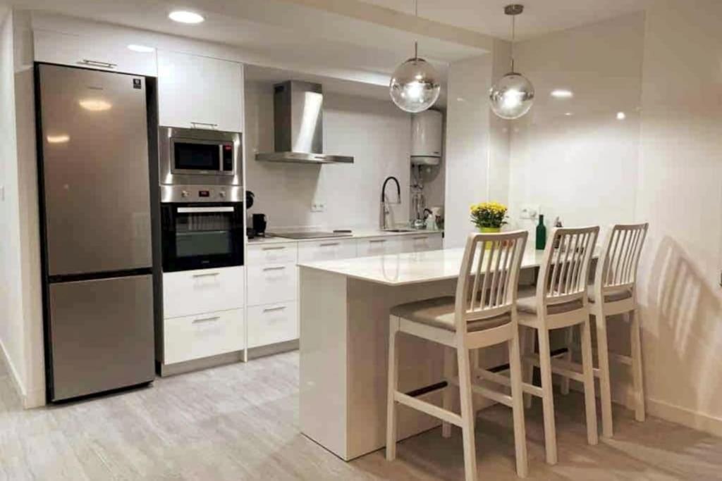 New Stylish Beach Front Apartment كولرا المظهر الخارجي الصورة