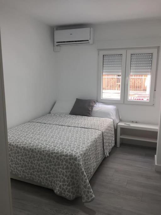New Stylish Beach Front Apartment كولرا المظهر الخارجي الصورة