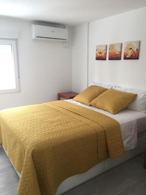 New Stylish Beach Front Apartment كولرا المظهر الخارجي الصورة