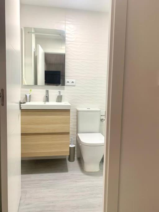New Stylish Beach Front Apartment كولرا المظهر الخارجي الصورة